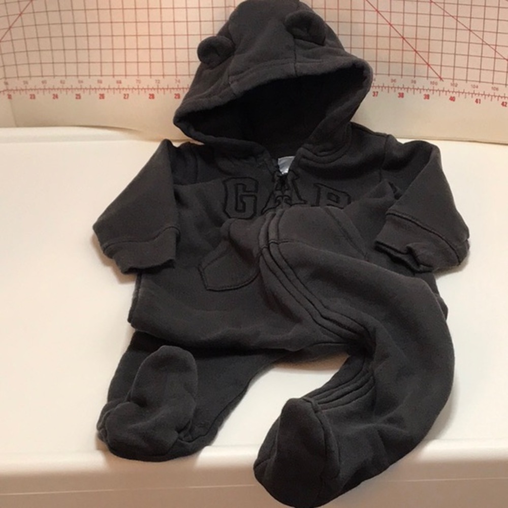 GAP BABY SIZE 3-6 MONTH FULL ZIP UP FOOTED LINED HOOD PLAYSUIT  COTTON POLYESTER